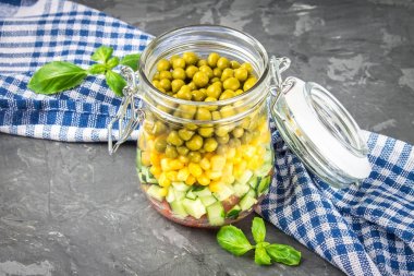 Sağlıklı ev yapımı salata sebze, salatalık, domates, bezelye ve Mısır - sağlıklı diyet, Detoks, saf gıda veya vejetaryen kavramı ile bir kavanoz içinde.