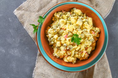 Rus salatası Olivie. Noel. Bir gelenek. Yeni yıl.