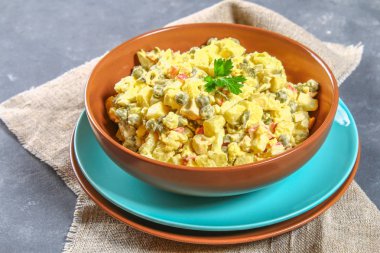 Rus salatası Olivie. Noel. Bir gelenek. Yeni yıl.