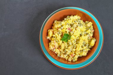 Rus salatası Olivie. Noel. Bir gelenek. Yeni yıl.