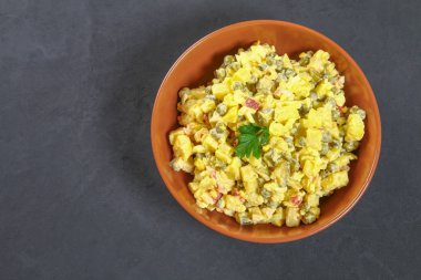 Rus salatası Olivie. Noel. Bir gelenek. Yeni yıl.