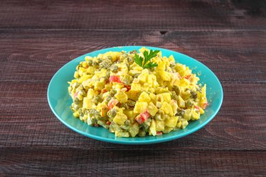 Rus salatası Olivie. Noel. Bir gelenek. Yeni yıl.