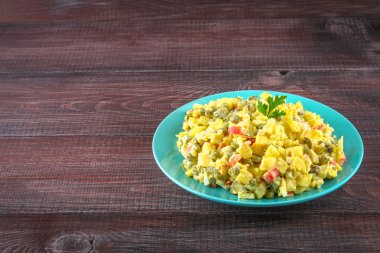 Rus salatası Olivie. Noel. Bir gelenek. Yeni yıl.