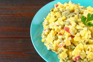 Rus salatası Olivie. Noel. Bir gelenek. Yeni yıl.