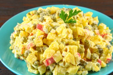 Rus salatası Olivie. Noel. Bir gelenek. Yeni yıl.