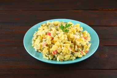 Rus salatası Olivie. Noel. Bir gelenek. Yeni yıl.