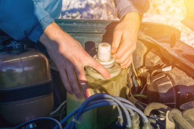 Eski araba motoru garajda detayını üzerinde kir yakın çekim.