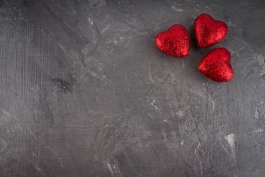 Gri bir arka plan üzerinde kırmızı kalpler. Sevgililer günü sembolü. Sevgililer günü. Kavram 14 Şubat.
