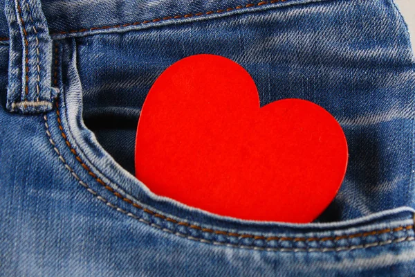 Herz - ein Symbol der Liebe lugt aus der Hosentasche der Jeans. das Konzept des Tages der Liebenden. Valentinstag. — Stockfoto