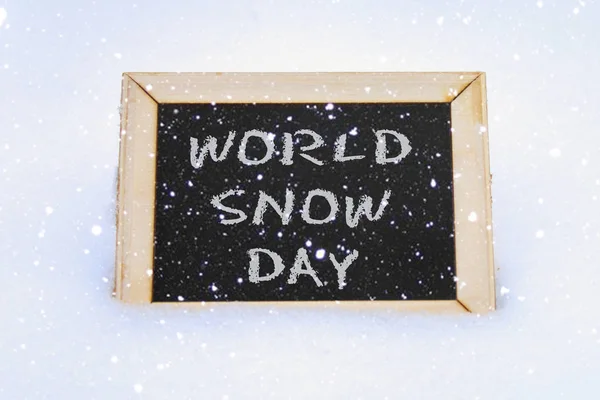 Tableau dans la neige avec l'inscription - Journée mondiale de la neige . — Photo