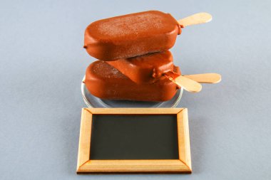 Gri bir arka plan üzerinde metin yazabileceğiniz bir kopya ile bir sopa dondurma eskimo turtası. Konsept tatil uluslararası Eskimo pasta günü için.