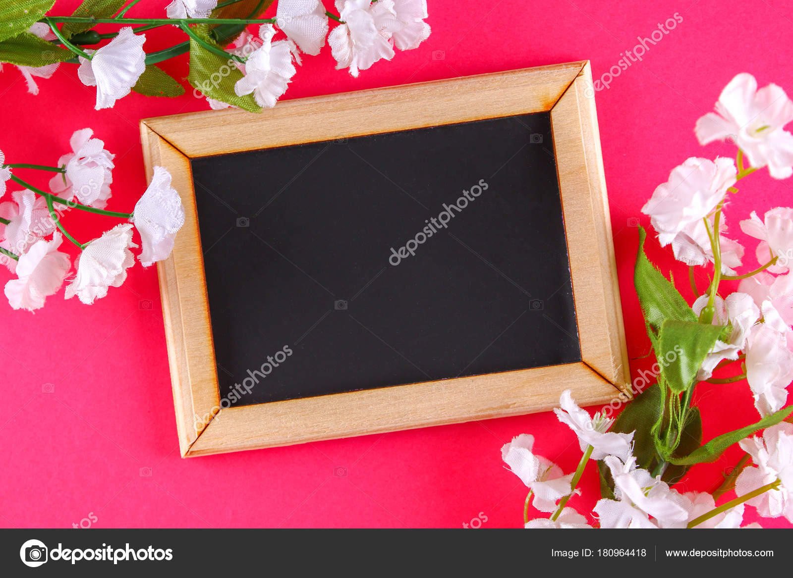Tableau Noir Dans Un Cadre En Bois Avec Une Boîte Vide