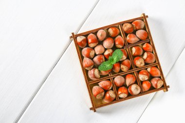 Mezarda kare Beyaz ahşap bir masa üzerinde Bölücüler ile ceviz fındık.