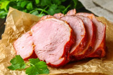 Salantro ile kahverengi ahşap bir masa üzerinde domuz Loin kızartma dilimlenmiş.