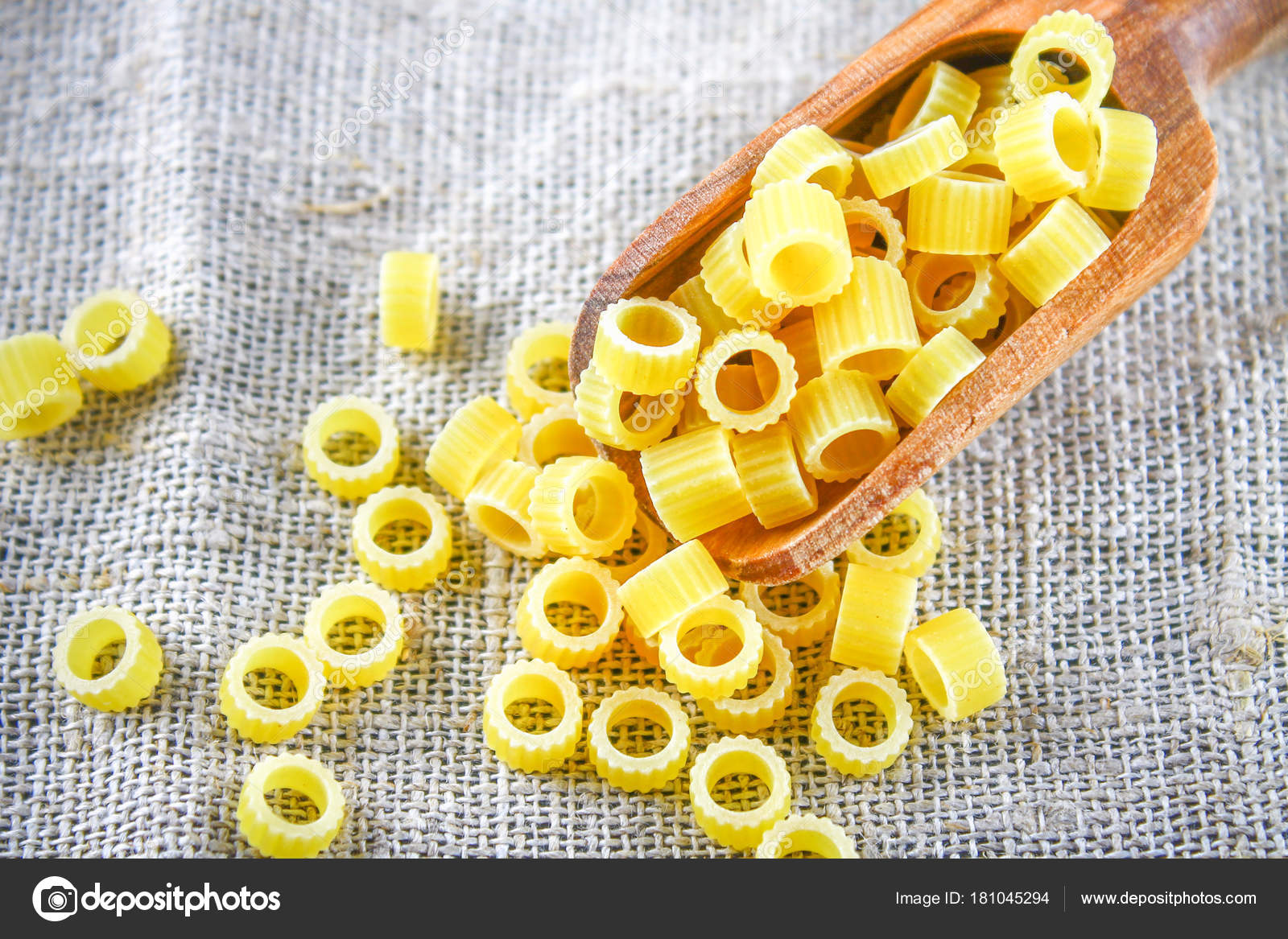 Macarrones Ditalini. Anillos de pasta. Tubettini y dedal. Anellini. . —  Foto de stock #181045294 © detry.yandex.ru, image size:1600x1167