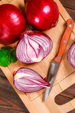 Taze kırmızı soğan ve doğranmış dilimleri ahşap bir masa. Üstten Görünüm.