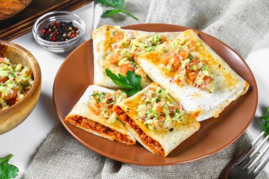 Geleneksel Meksika yemeği - sıkı. Mısır pasta kıyma, biber, soğan, sarımsak, kekik, zira ve guacomole avokado sos ile.