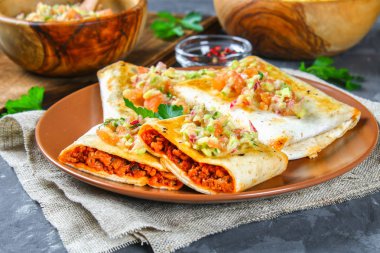 Geleneksel Meksika yemeği - sıkı. Mısır pasta kıyma, biber, soğan, sarımsak, kekik, zira ve guacomole avokado sos ile.