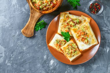 Geleneksel Meksika yemeği - sıkı. Mısır pasta kıyma, biber, soğan, sarımsak, kekik, zira ve guacomole avokado sos ile.