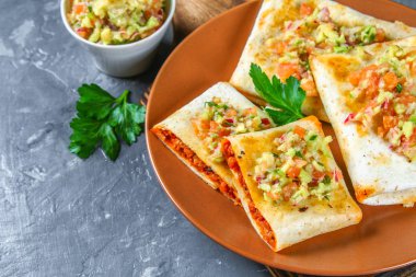 Geleneksel Meksika yemeği - sıkı. Mısır pasta kıyma, biber, soğan, sarımsak, kekik, zira ve guacomole avokado sos ile.