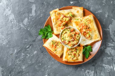 Geleneksel Meksika yemeği - sıkı. Mısır pasta kıyma, biber, soğan, sarımsak, kekik, zira ve guacomole avokado sos ile.