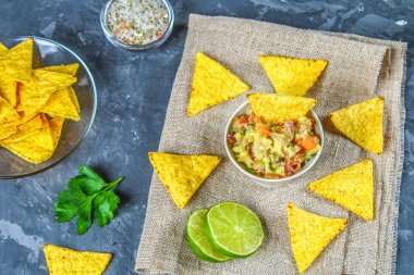 Guacomole olduğunu bir geleneksel Meksika sosu oluşan rendelenmiş avakado, limon suyu, kırmızı soğan, domates, sarımsak ve biber. Cips cips ile hizmet.