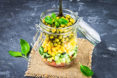 Sağlıklı ev yapımı salata sebze, salatalık, domates, bezelye ve Mısır - sağlıklı diyet, Detoks, saf gıda veya vejetaryen kavramı ile bir kavanoz içinde.