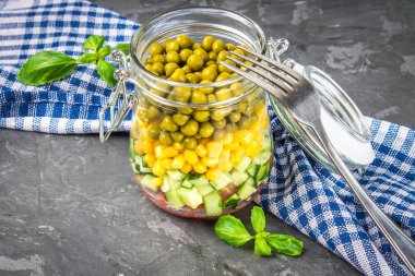 Sağlıklı ev yapımı salata sebze, salatalık, domates, bezelye ve Mısır - sağlıklı diyet, Detoks, saf gıda veya vejetaryen kavramı ile bir kavanoz içinde.