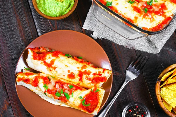 Enchiladas de pollo caseras en plato sobre mesa de madera. Vista superior . —  Fotos de Stock