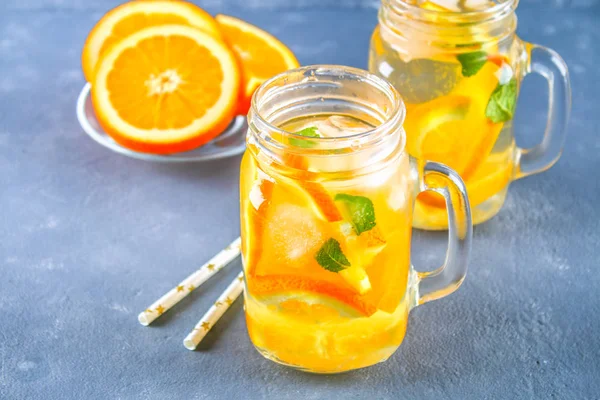 オレンジ色は、灰色のコンクリート背景に石工の jar ファイル内の水をデトックスします。健康食品、ドリンク. — ストック写真