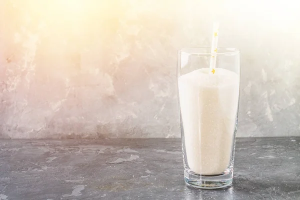 El vidrio con arena de azúcar es una dieta poco saludable. Contenido de azúcar en soda dulce . —  Fotos de Stock