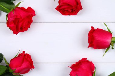 Pembe Gül Beyaz ahşap bir masa üzerinde. Metin için yer kopyalayın. Şablon için 8 Mart, anneler günü, Sevgililer günü.