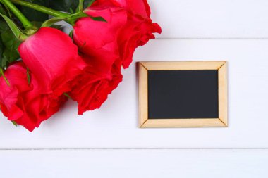 Pembe Gül ile metin için boş yazı tahtası. Metin için yer kopyalayın. Şablon için 8 Mart, anneler günü, Sevgililer günü.