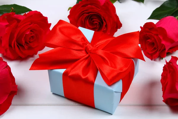 Roze rozen met een geschenkdoos gebonden met een strik. Sjabloon voor 8 maart, Mother's Day, Valentijnsdag. — Stockfoto