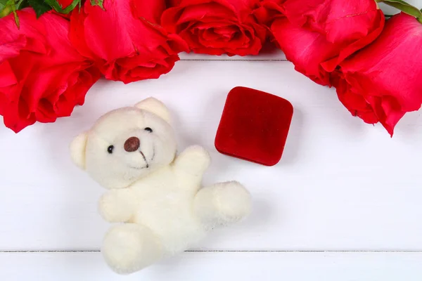 Rosas cor-de-rosa com uma caixa com um anel na mesa. Propostas de conceito, casamentos, Dia dos Namorados . — Fotografia de Stock