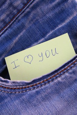 Kağıt Not yazıt ile aşk peeps kot pantolon cebinden ile seni seviyorum. Sevgililer günü kavramı. St. Valentine's Day.