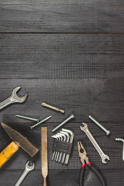 Herramientas de carpintería sobre una mesa de madera oscura. Lugar para el texto. Un concepto para el Día del Padre . —  Fotos de Stock