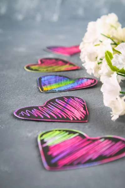 Corazones de color rosa violeta negro caseros sobre un fondo de hormigón gris. El concepto del Día de San Valentín. Un símbolo de amor . —  Fotos de Stock