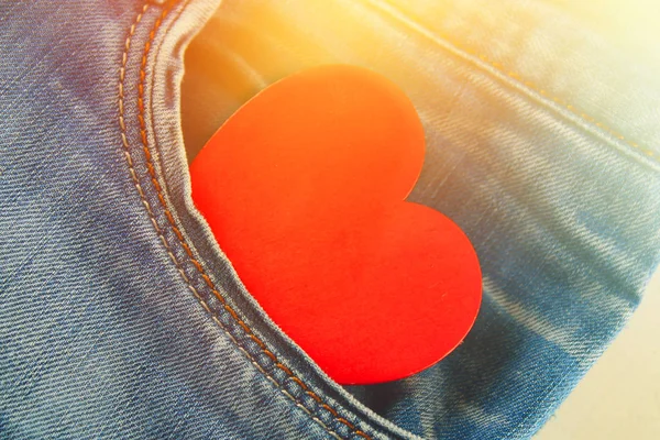 Herz - ein Symbol der Liebe lugt aus der Hosentasche der Jeans. das Konzept des Tages der Liebenden. Valentinstag. — Stockfoto