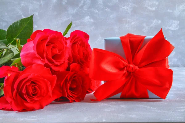 Roze rozen met een geschenkdoos gebonden met een strik. Sjabloon voor 8 maart, Mother's Day, Valentijnsdag. — Stockfoto