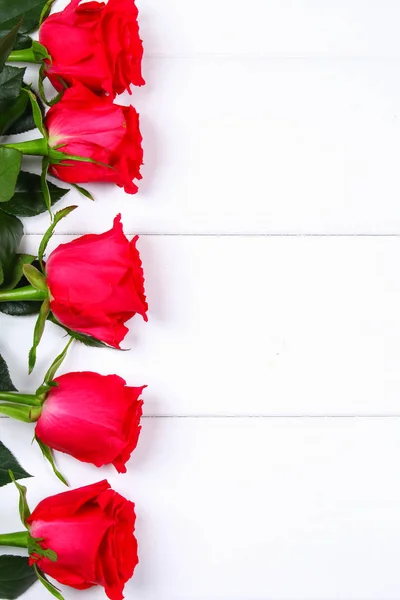 Рожеві троянди на білий дерев'яний стіл. Скопіюйте простір для тексту. Шаблон для 8 березня, день матері, день Святого Валентина. — стокове фото