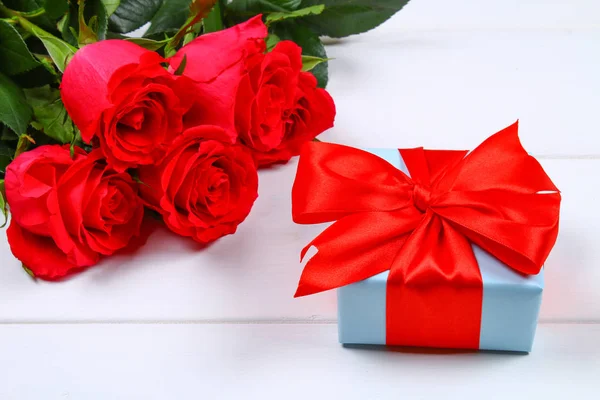Троянди рожеві з подарунковій коробці, пов'язаний з бантом. Шаблон для 8 березня, день матері, день Святого Валентина. — стокове фото