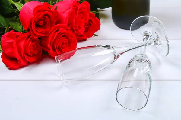 Открытки на день Святого Валентина, цветы красной розы, бокалы и подарочная коробка на деревянном столе. Вид сверху . — стоковое фото