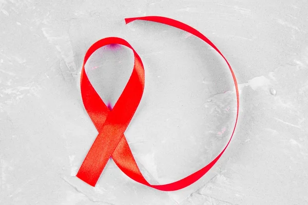 Κόκκινη κορδέλα ευαισθητοποίησης για την έννοια Παγκόσμια Ημέρα AIDS. — Φωτογραφία Αρχείου