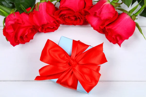 Розовые розы с подарочной коробкой, завязанной бантом. Шаблон на 8 марта, День матери, День святого Валентина . — стоковое фото