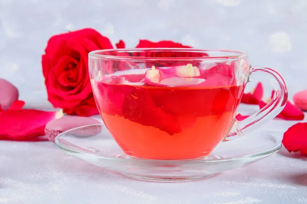 Chá feito de pétalas de rosa de chá em uma tigela de vidro na mesa cinza . — Fotografia de Stock