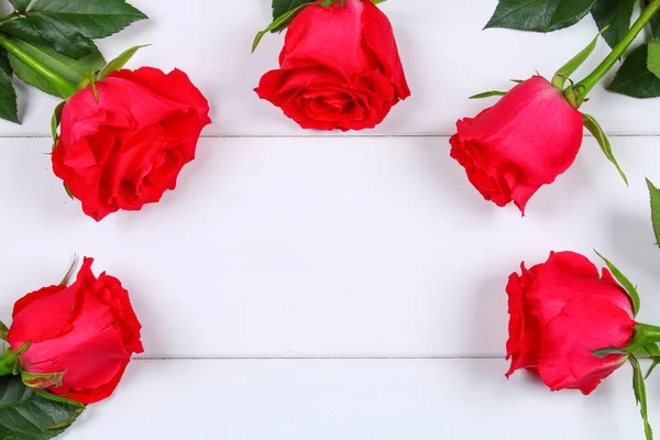 Рожеві троянди на білий дерев'яний стіл. Скопіюйте простір для тексту. Шаблон для 8 березня, день матері, день Святого Валентина. — стокове фото