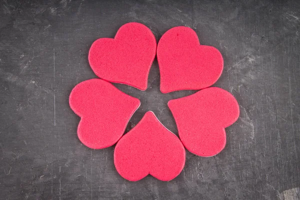 Corazones rosados sobre un fondo gris. El símbolo del día de los amantes. Día de San Valentín. Concepto 14 de febrero . — Foto de Stock