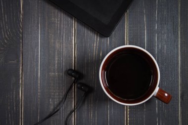 Elektronik cihazlar ve koyu ahşap arka plan öğeleri. PLA