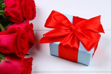 Pembe gül hediye kutusu ile bir yay ile bağlı. Şablon için 8 Mart, anneler günü, Sevgililer günü.